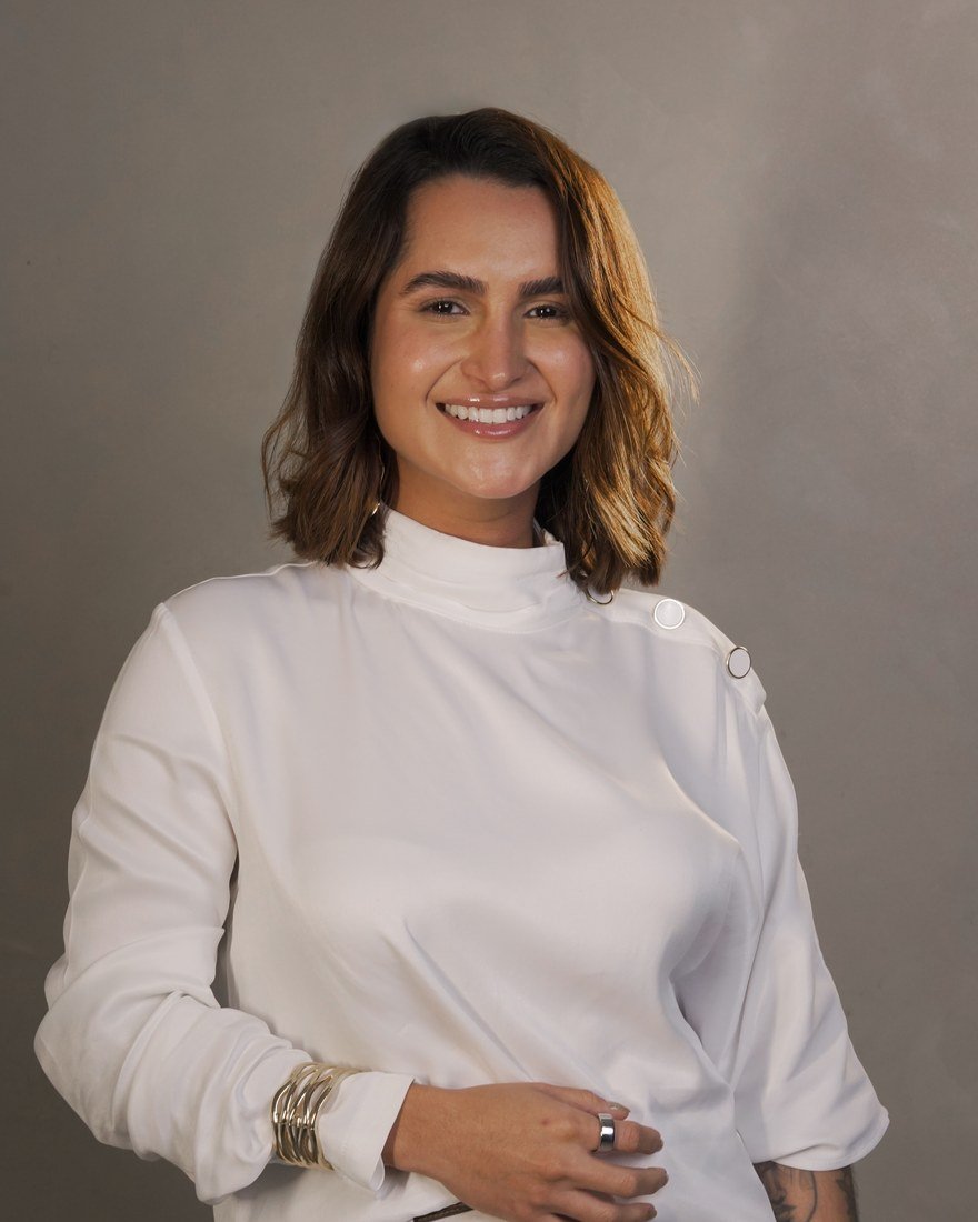 Dra. Karen Gomes — especialista em rinomodelação definitiva